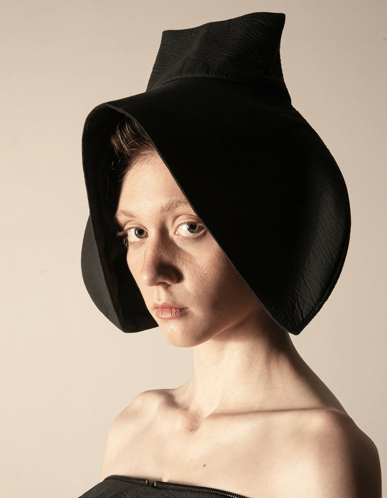 TERM 2-way transforming piece: collar/hat