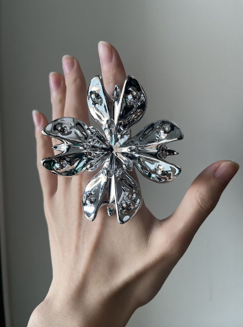 'Blooming on the exoskeleton of spirt' Ring (Silver)