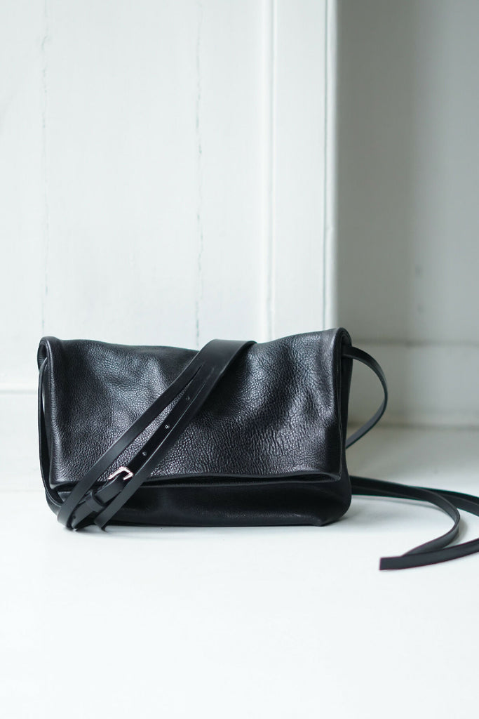 marie-bernadette-woehrl-little-sister-bag-black-leater-natural-grain-vegtan-handmade-artisanal-fashion-anntwerp