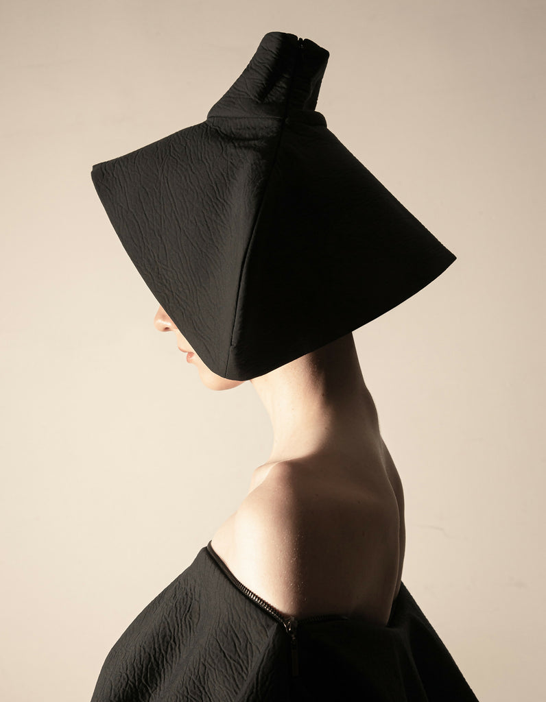 TERM 2-way transforming piece: collar/hat