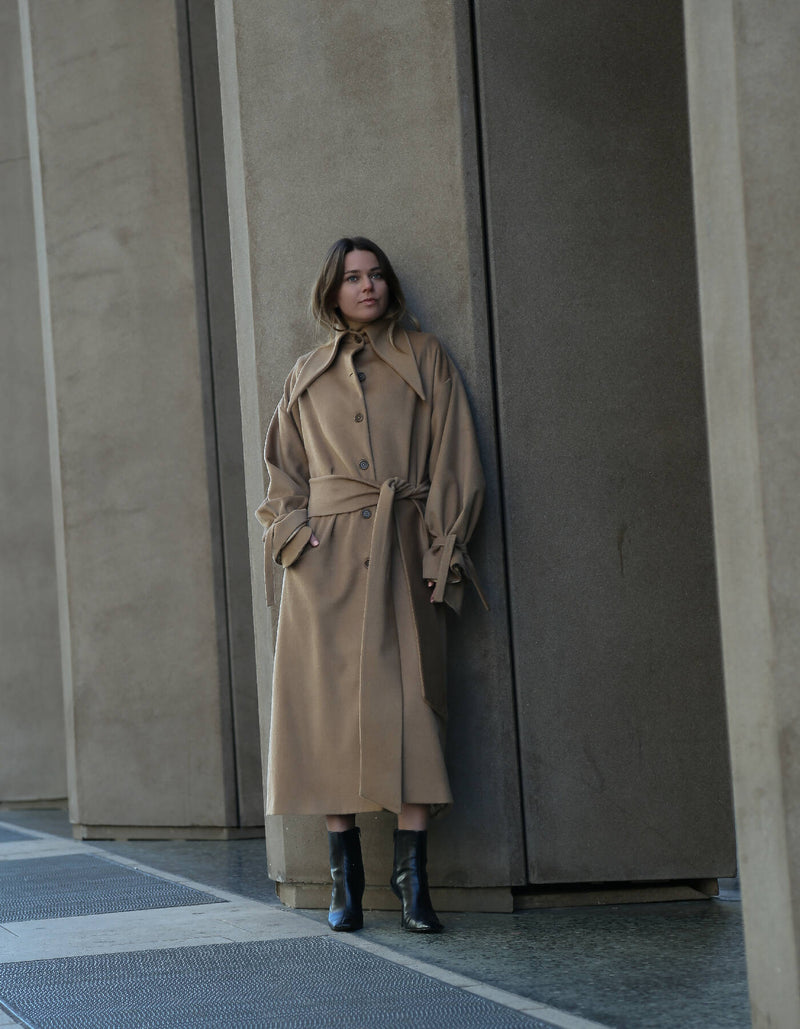 Marlowe Long Cashmere Coat In Beige