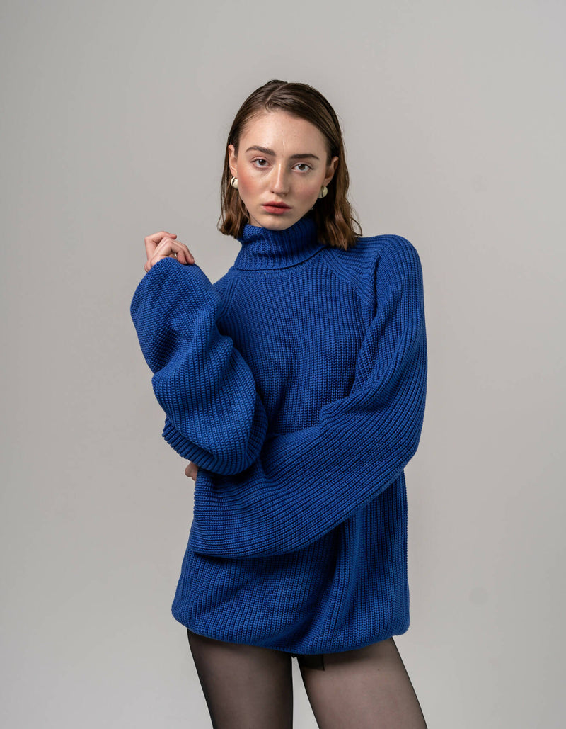 Oversized sweater in blue color with a collar