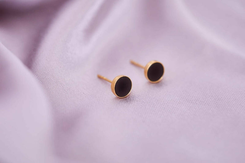 Small earrings studs with black stone