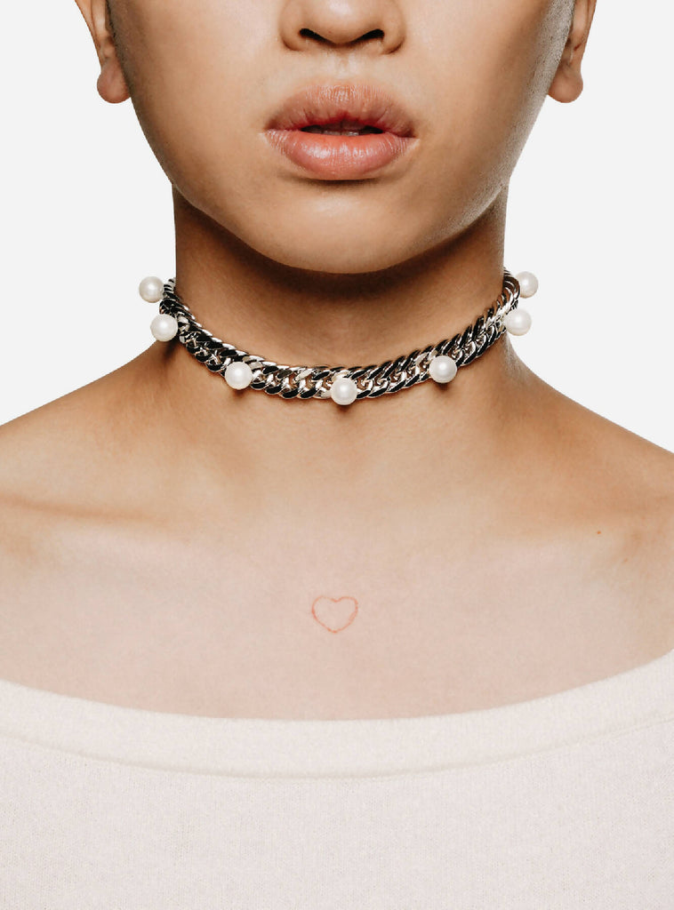 Pearls on curb-chain choker necklace