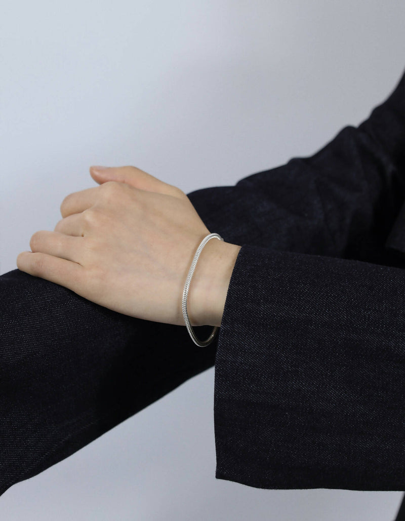 Thick line bracelet