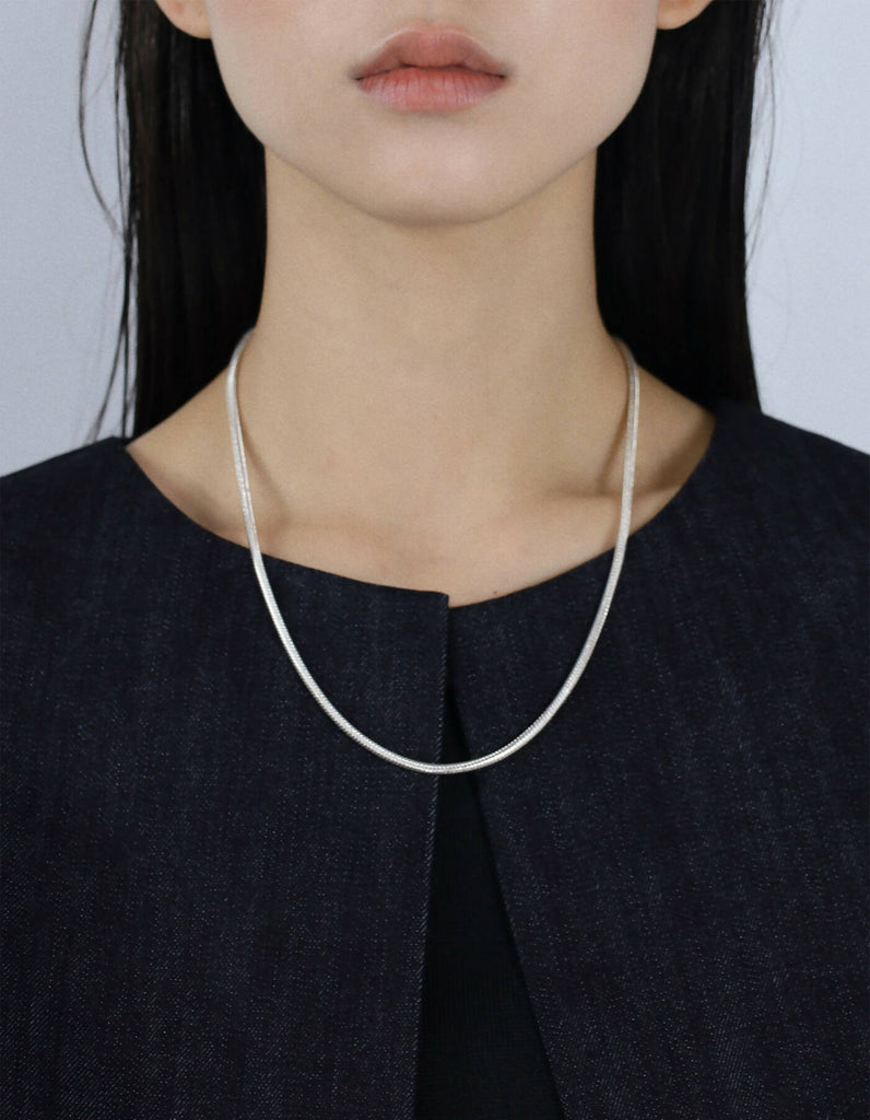 Thick line necklace